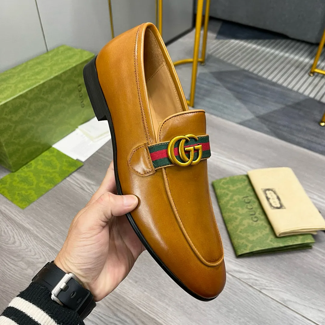Factory price: 500💰-Gucci men’s formal leather shoes! Genuine molded horsebit, a classic must-have for your shoe cabinet! The feet are particularly delicate! This Gucci original version is a set last, and we are consistent with the counter! Therefore, it is more comfortable in terms of last shape and comfort! Take it to the counter and compare at will! Good shoes are more than just what they make! But grasp the essence from the inside out! Material: Imported first-layer cowhide! Genuine leather outsole imported from Italy, size: 39-44 (38/45 customized, non-refundable)